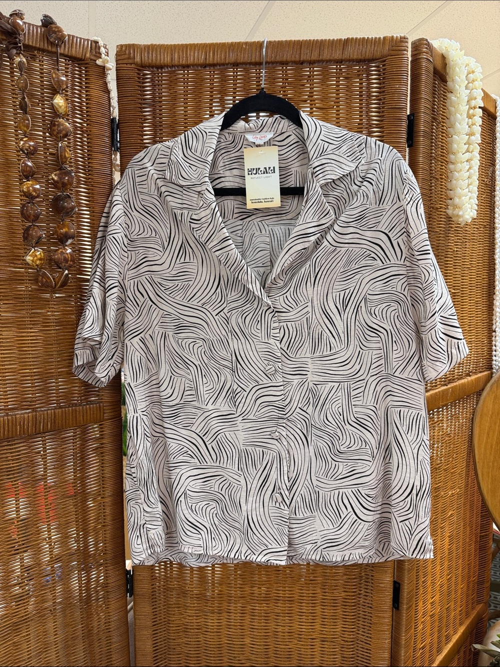 Relaxed Short-Sleeve Button-Down Shirt in Black & White Wave Print | Size 10